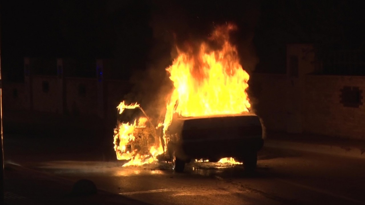 Alev topuna dönen Tofaş’tan geriye demir yığını kaldı
