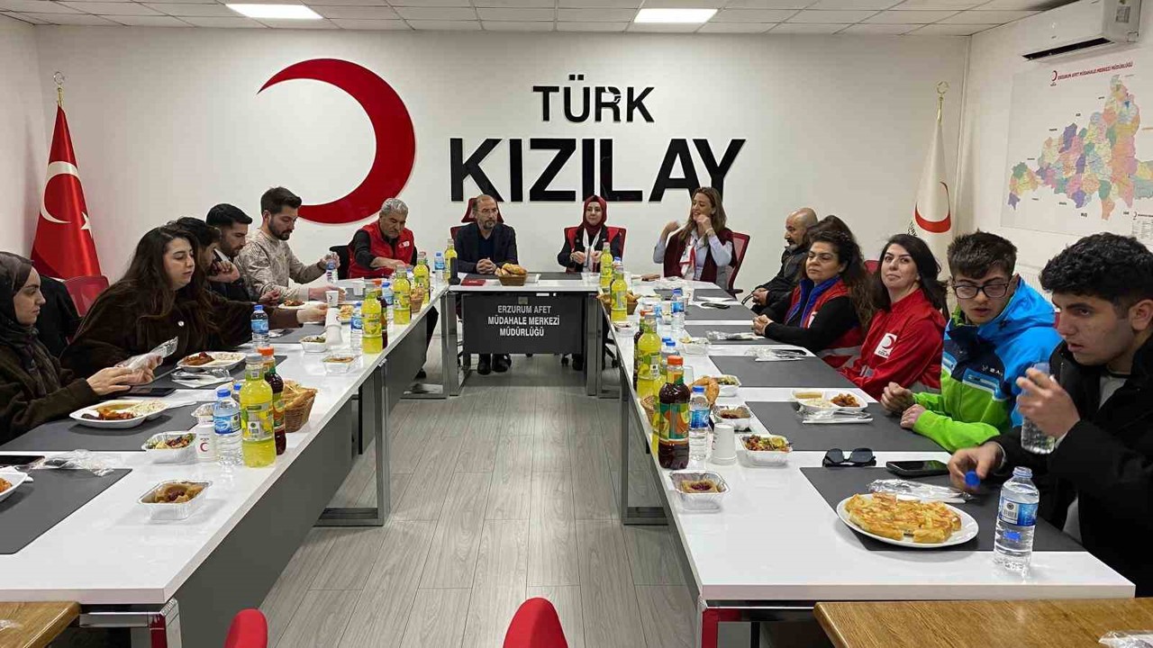 Kızılay’dan üniversite öğrencilerine "Anne Eli" iftar sofrası
