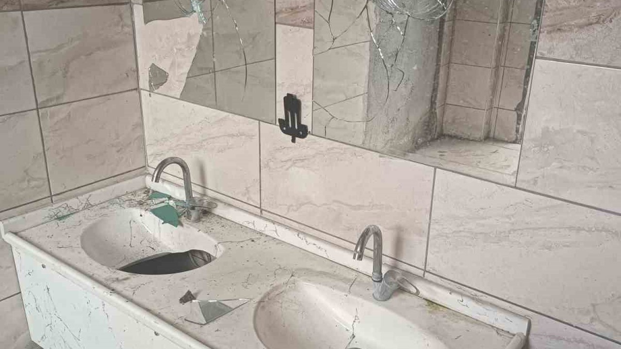 Cami tuvaleti vandalların hedefi oldu
