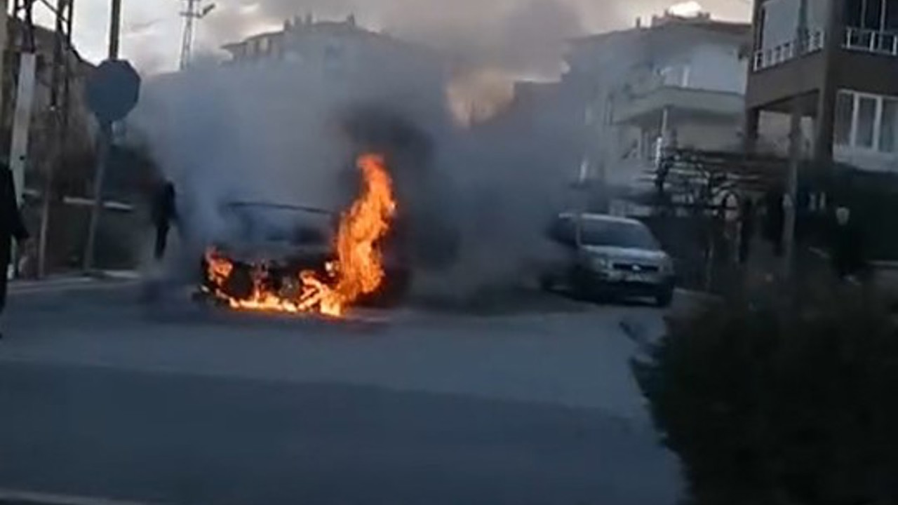 Niğde’de park halindeki otomobil alev alev yandı
