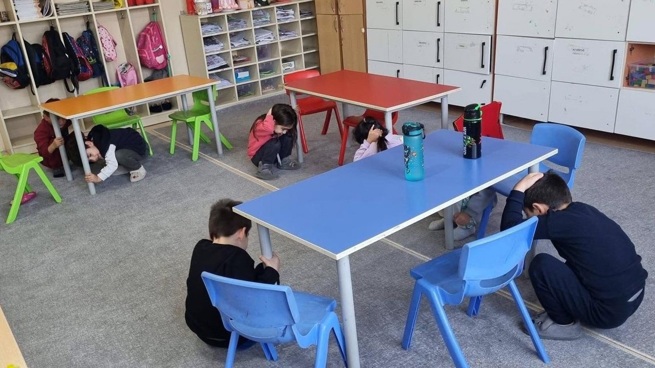 Deprem anında hayat kurtaran kuralları öğrendiler
