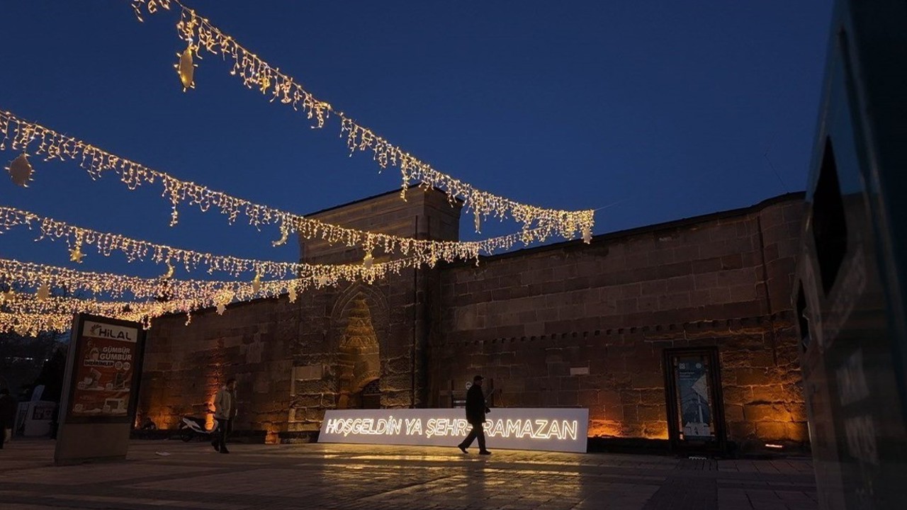 Hunat Cami ışıklarla donatıldı
