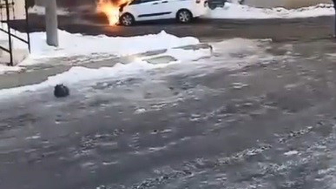 Kars’ta seyir halindeki araçta yangın paniği
