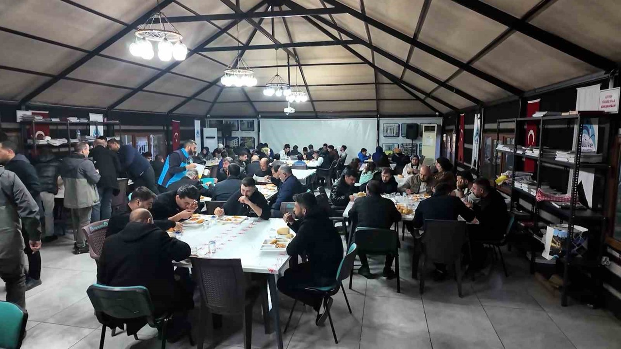 Eyyübiyeliler aynı sofrada, aynı duada buluştu
