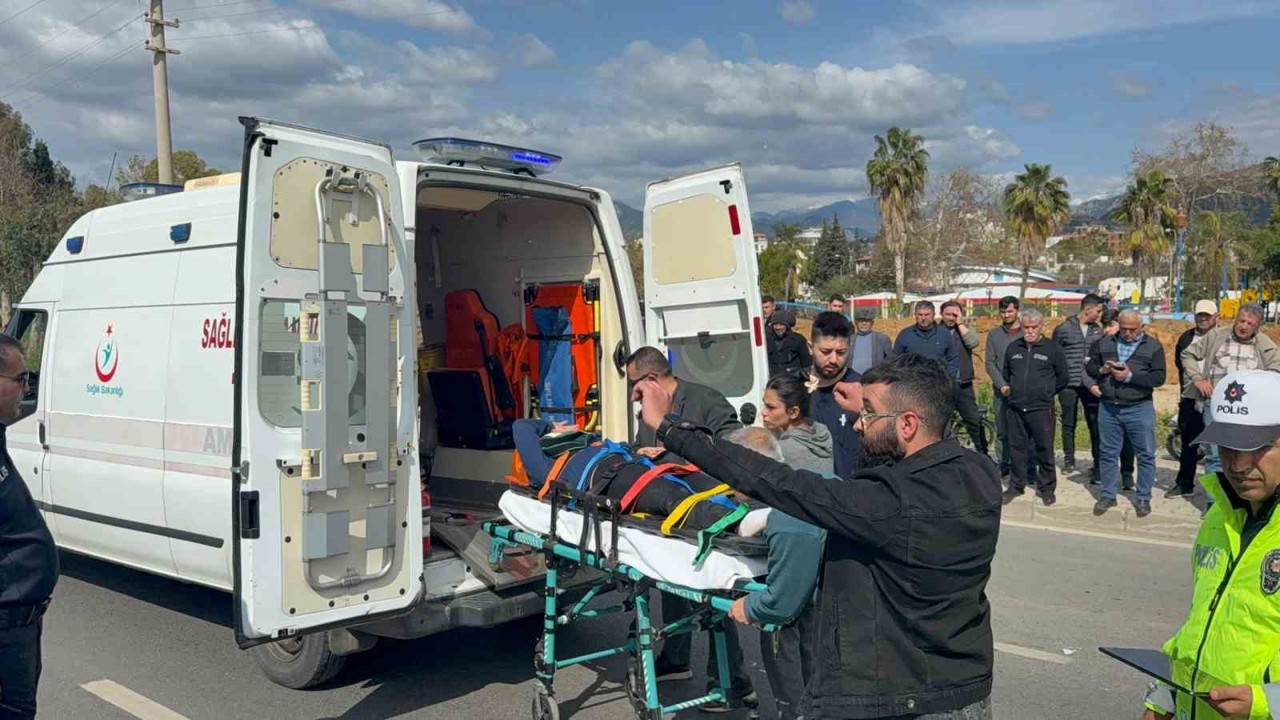 Antalya’da motosiklet hafif ticari araçla çarpıştı: 2 yaralı
