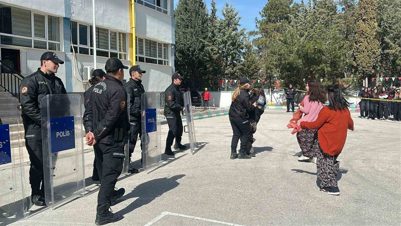 Burdur’da gerçeğini aratmayan deprem tatbikatı
