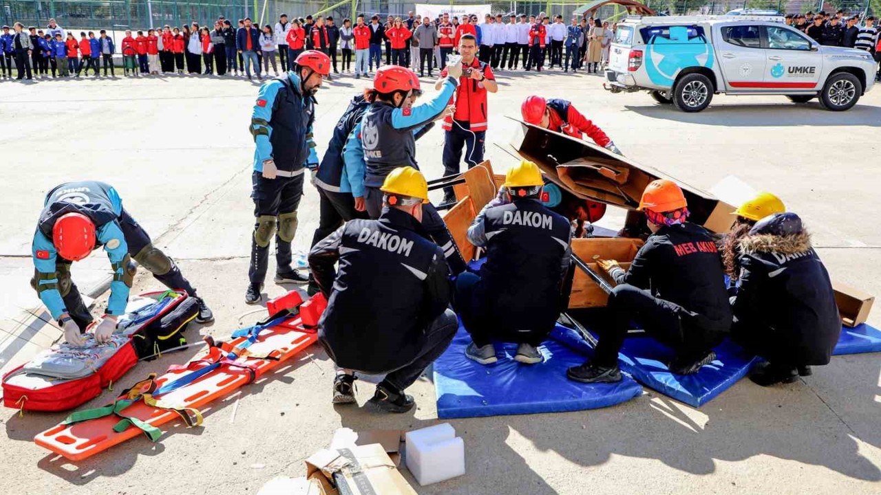 Deprem Haftası’nda öğrencilere afet tatbikatı
