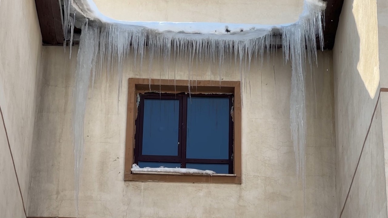 Yüksekova’da dondurucu soğuklar: Buz sarkıtlarının boyu 1 metreyi aştı
