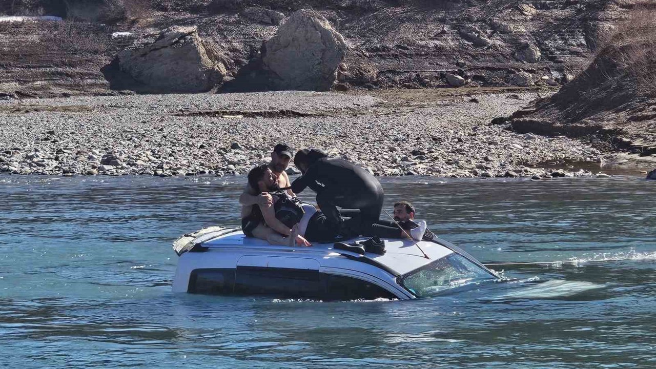 Araç baraj gölüne uçtu: 1 yaralı
