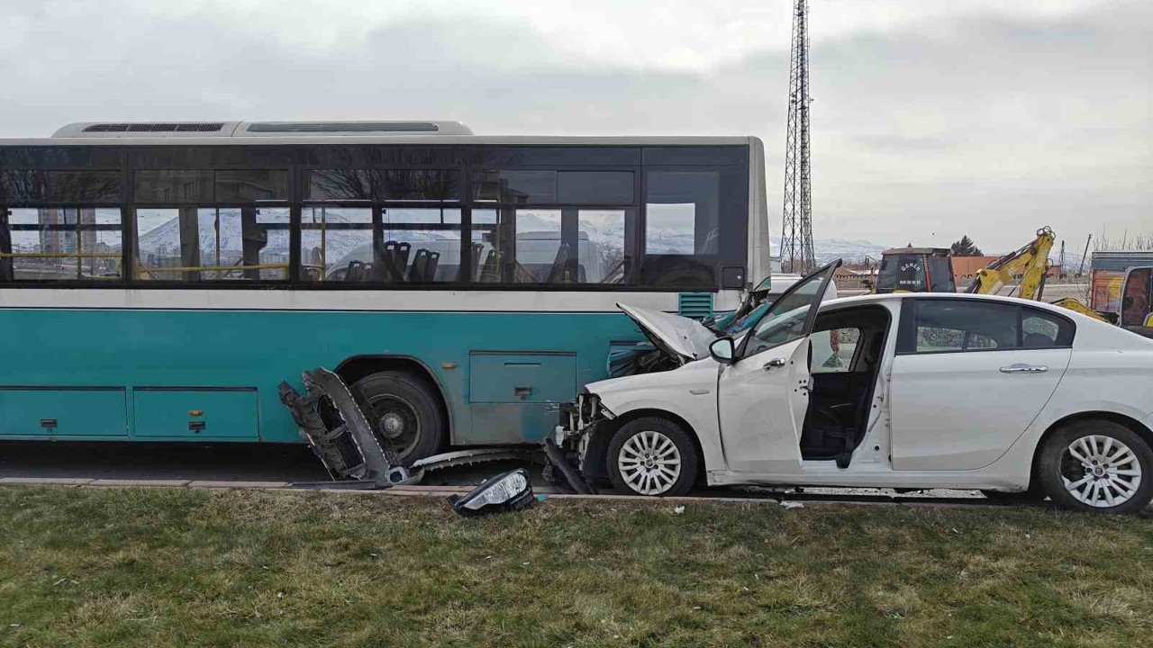 Otomobil halk otobüsüne çarptı, maddi hasar oluştu
