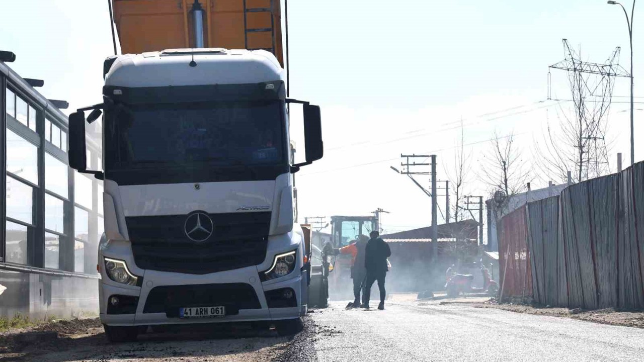 Erenler’de yollar yenilenmeye devam ediyor
