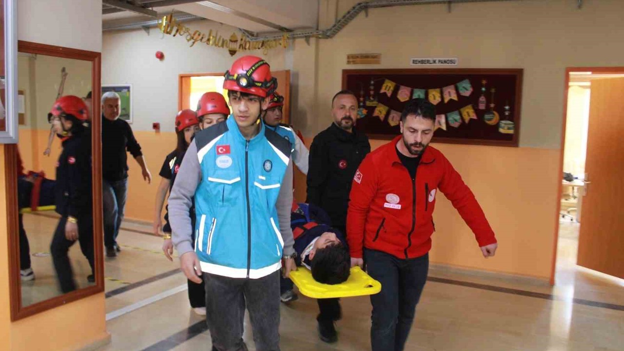 Siirt’te öğrencilerle deprem tatbikatı

