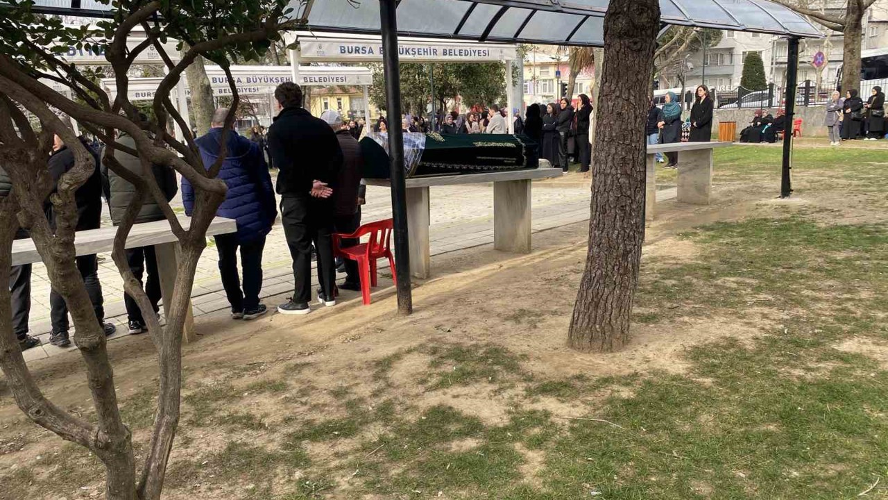 Bursa’daki silahlı saldırıda ölen güzellik uzmanı kadın toprağa verildi
