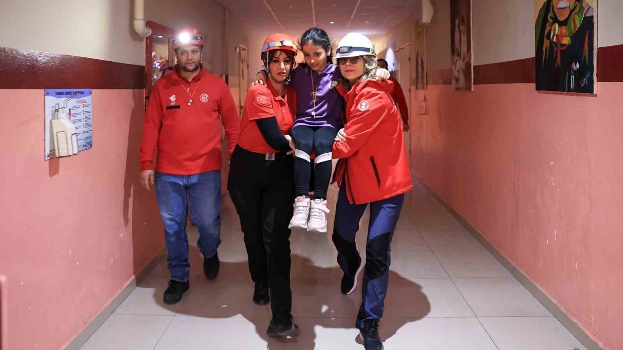 Efeler Belediyesi’nden miniklere afet eğitimi
