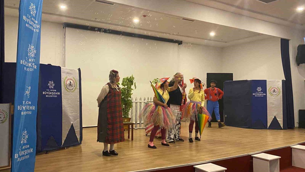 Başkan Çerçioğlu, İncirliova’da çocukları tiyatro ile buluşturdu
