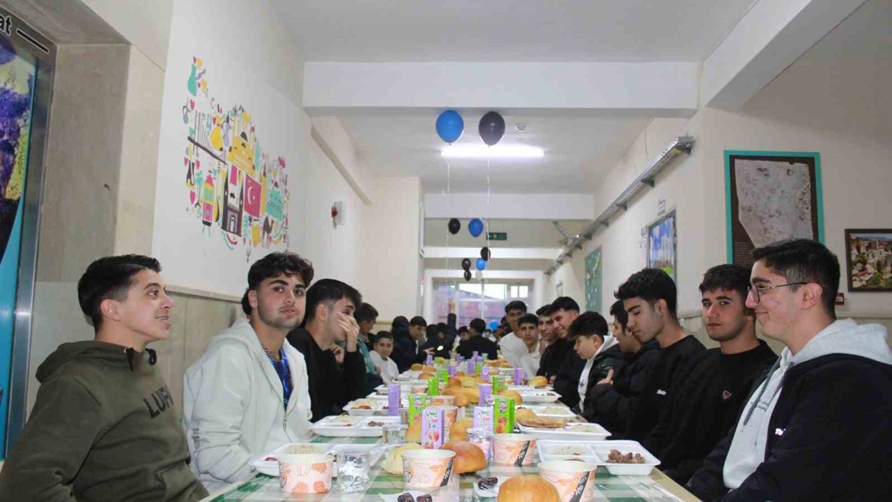 Siirt’te öğrenciler ve öğretmenler iftar sofrasında buluştu
