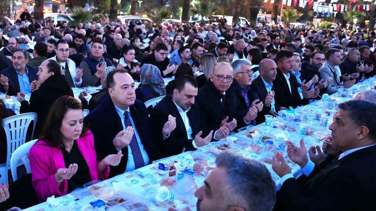 Turgutlu’da yüzlerce kişi iftar sofrasında buluştu
