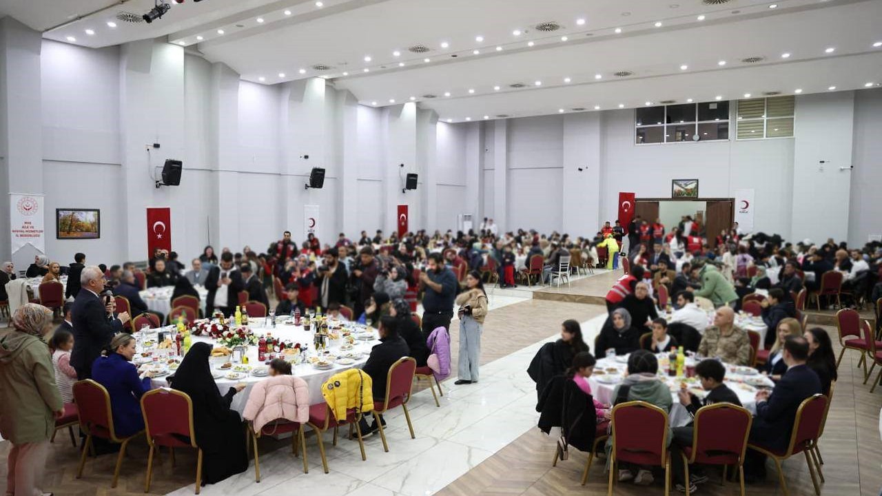 Vali Çakır, Dünya Yetimler Günü’nde koruyucu aileler ve çocuklarla iftarda buluştu
