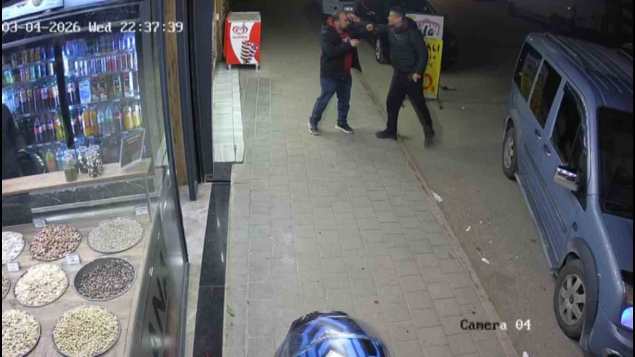 Kardeşler arasında "alacak-verecek" kavgası: O anlar kamerada
