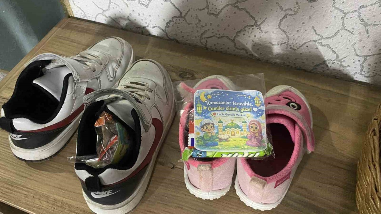Teravih sonrası ayakkabılardan çıkan hediyeler çocukları sevindirdi
