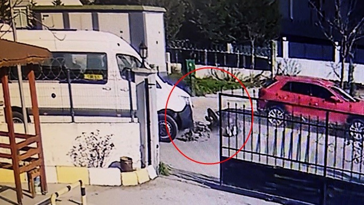 Okul servisine çarpmamak için motosikletten düşüp metrelerce savruldular: O anlar kamerada
