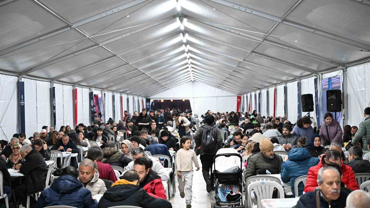 Başkan Çerçioğlu, vatandaşlarla iftar sofrasında bir araya geldi
