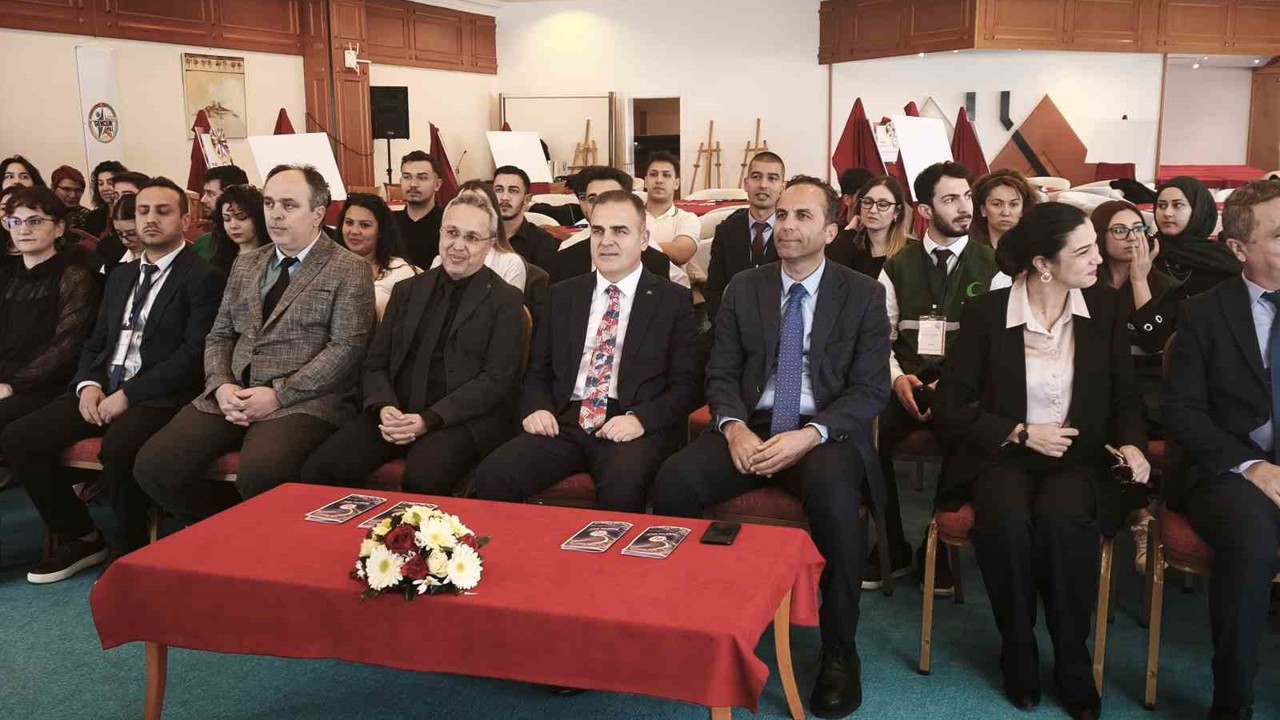 Vali Akbıyık gençlerle çalıştayda buluştu
