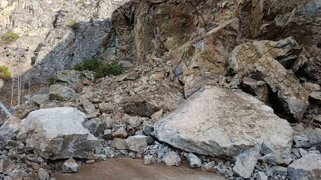 Prof. Dr. Selçuk Alemdağ: "Doğu Karadeniz’de yanlış yol planlaması ve yer seçimi heyelan ve kaya düşmesi riskini tetikliyor"
