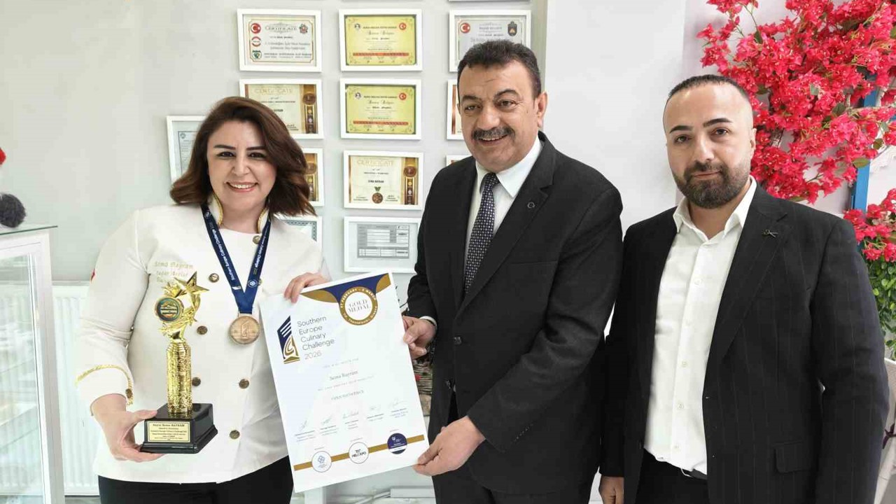 Kayserili pasta şefi Yunanistan’da Türk bayrağını dalgalandırdı
