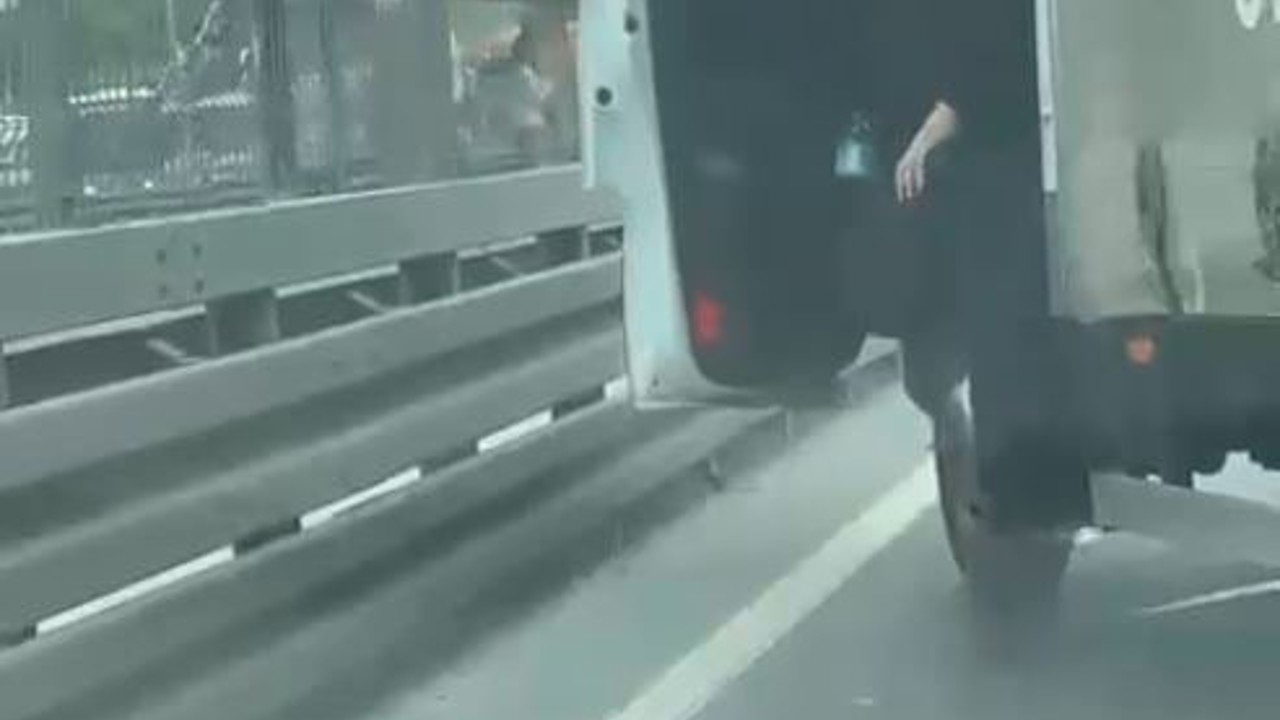 E5’de küfürler savurup kovaladığı sürücünün yolunu kesti, arabasını böyle yumrukladı
