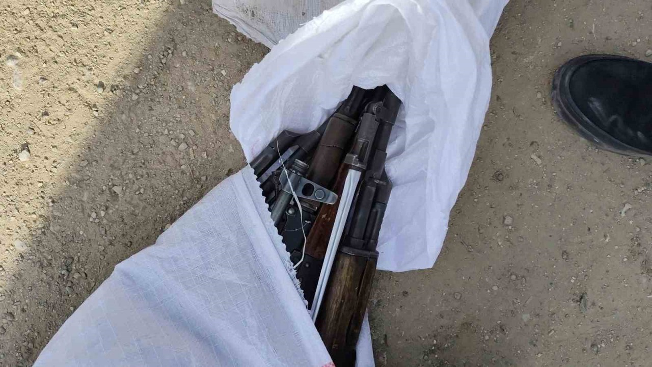 Polisten kaçarken içi kalaşnikof dolu çuvalı yola atan şahıslar yakayı ele verdi

