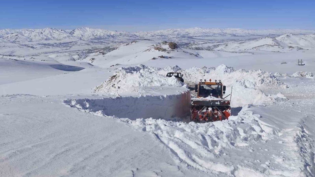 Başkale’de 3 metreyi bulan kar tünellerinde çalışma
