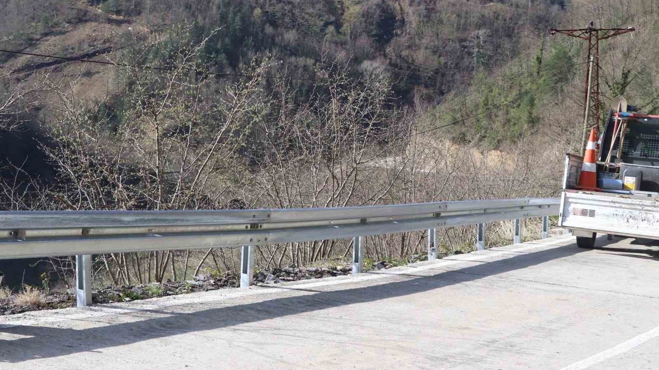 Ölüm yoluna bariyerli önlem
