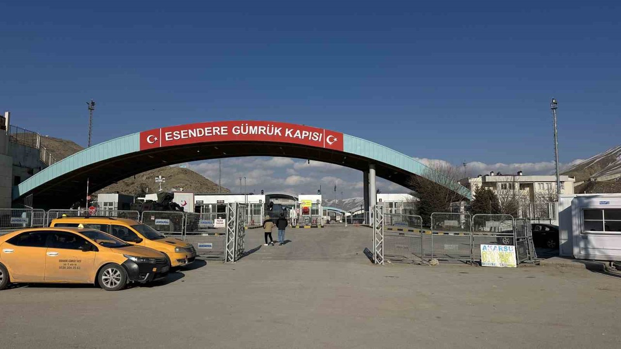 Esendere Sınır Kapısı’nda sessiz bekleyiş

