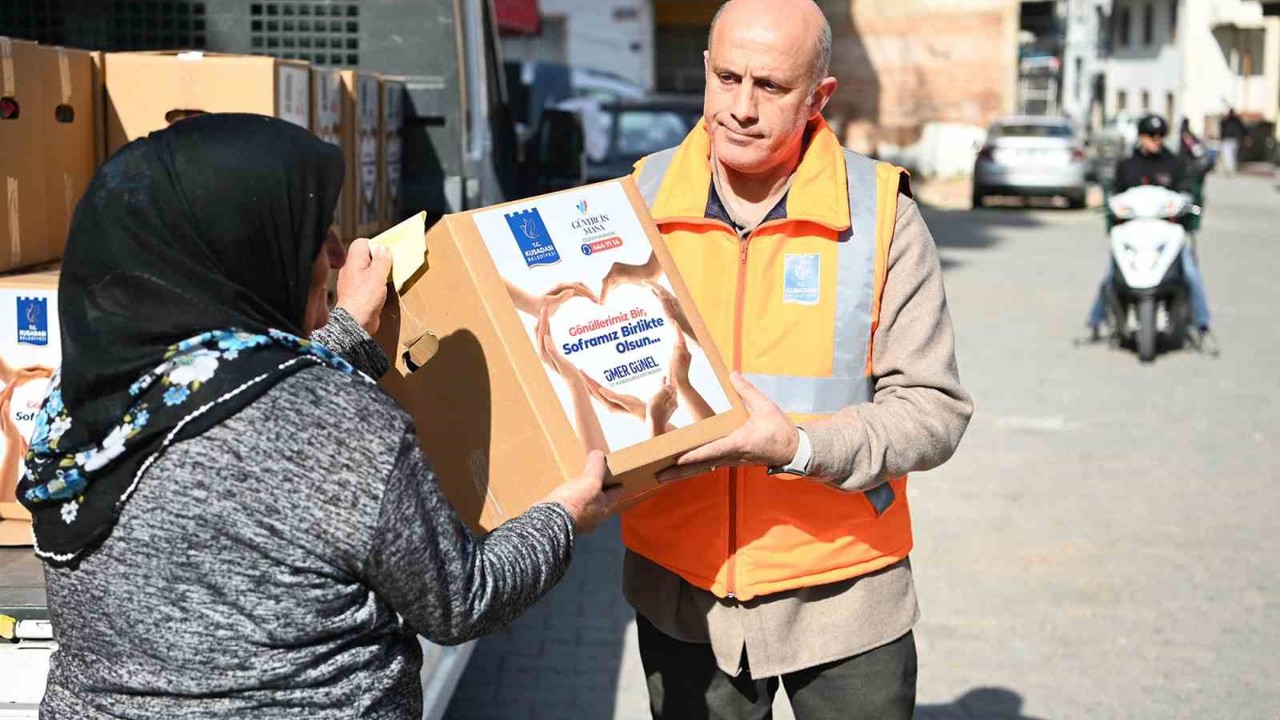 Kuşadası Belediyesi’nden 3 bin 500 aileye Ramazan yardımı
