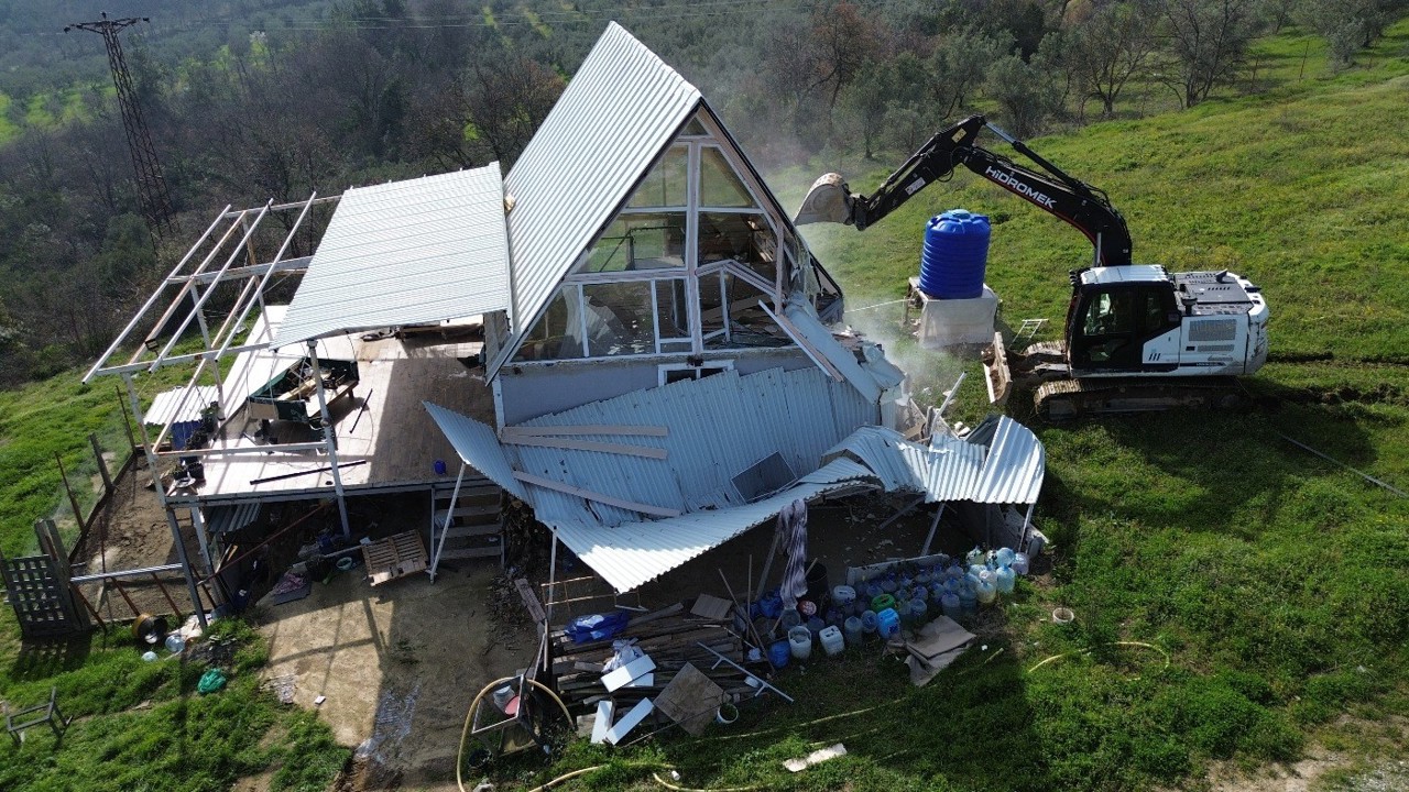 Tarım arazilerindeki tiny house’lar bir bir yıkıldı
