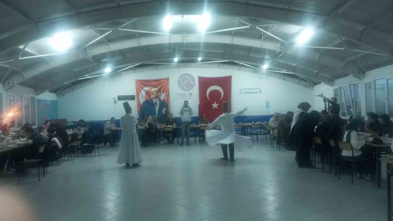 İftar sonrası öğrencilerden semazen gösterisi ve Ramazan manileri
