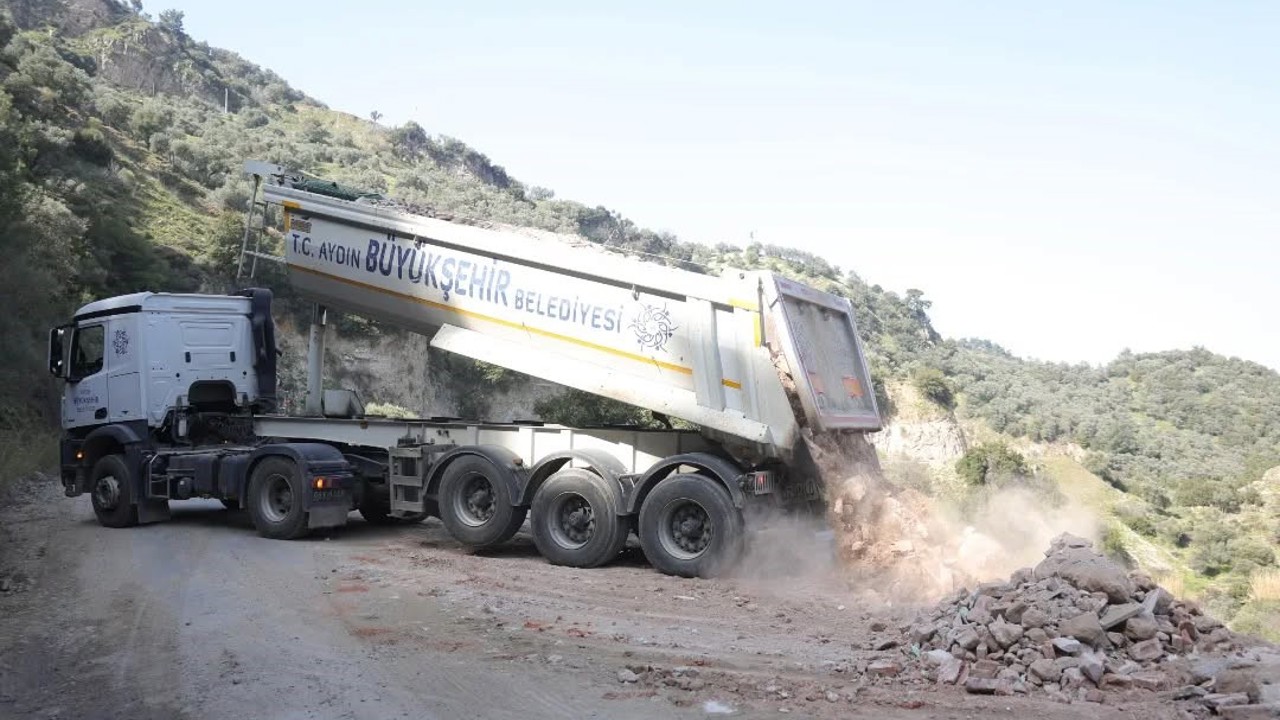 İncirliova’da çökme yaşanan yolda çalışmalar sürüyor
