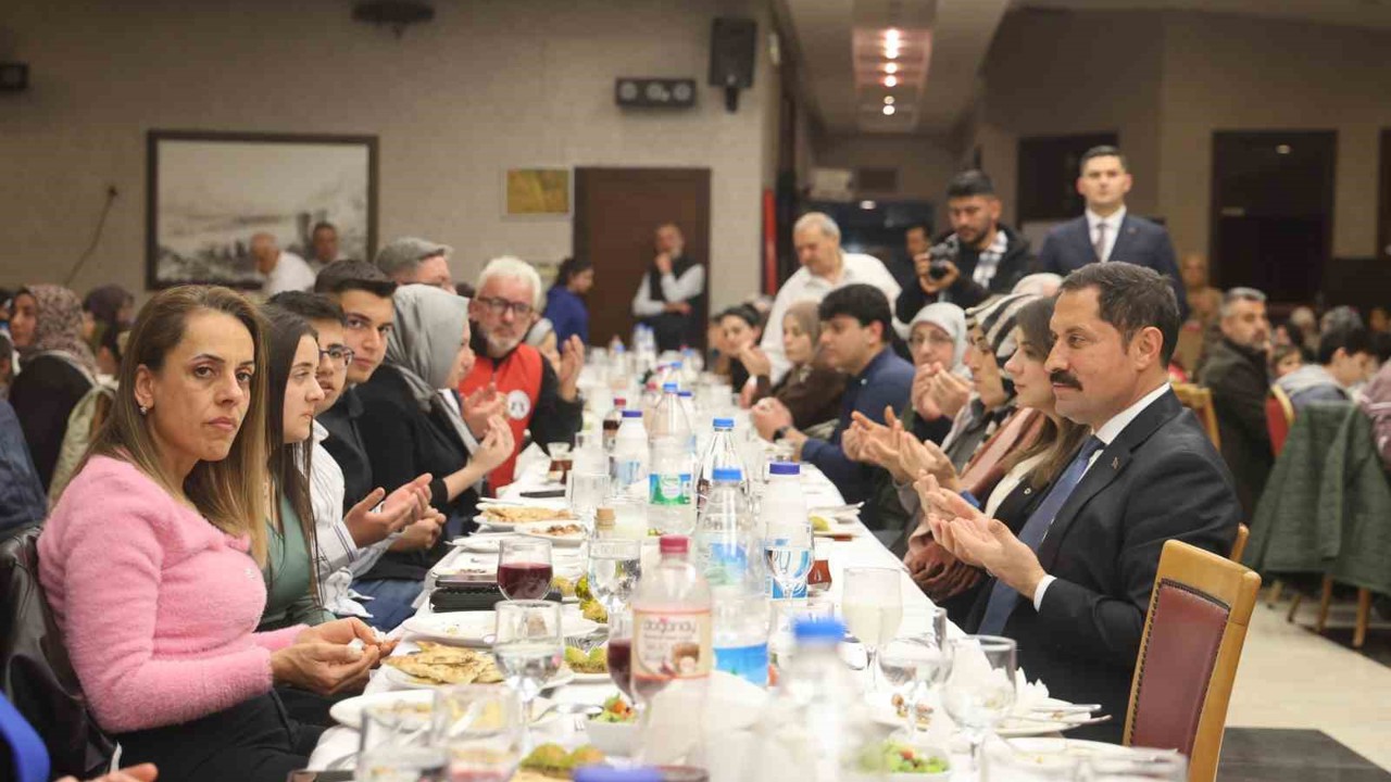 Asrın felaketinde öksüz ve yetim kalan çocuklar iftar sofrasında bir araya geldi
