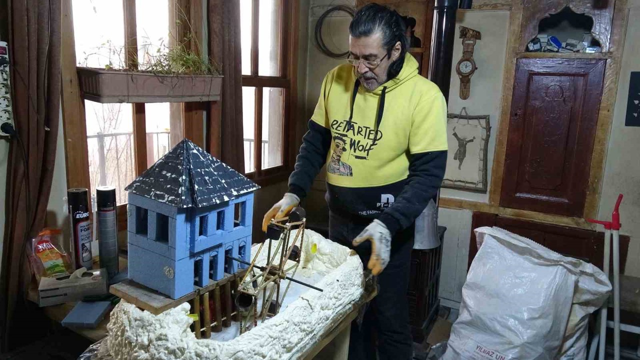 Malatya’nın Arapgir ilçesinde yaşayan Adil Topçuoğlu, oğluna oyuncak yapmak için