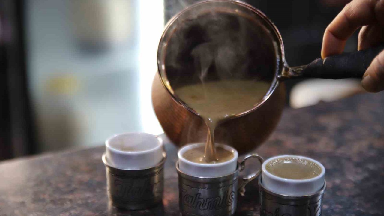 Osmanlı’dan günümüze bakır cezvelerde hazırlanan menengiç kahvesi lezzetiyle dikkat çekiyor
