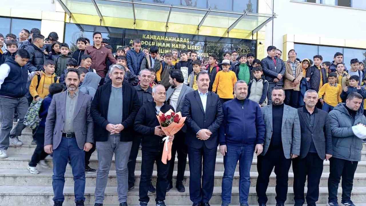 40 yıllık öğretmen duygusal törenle emekliye uğurlandı
