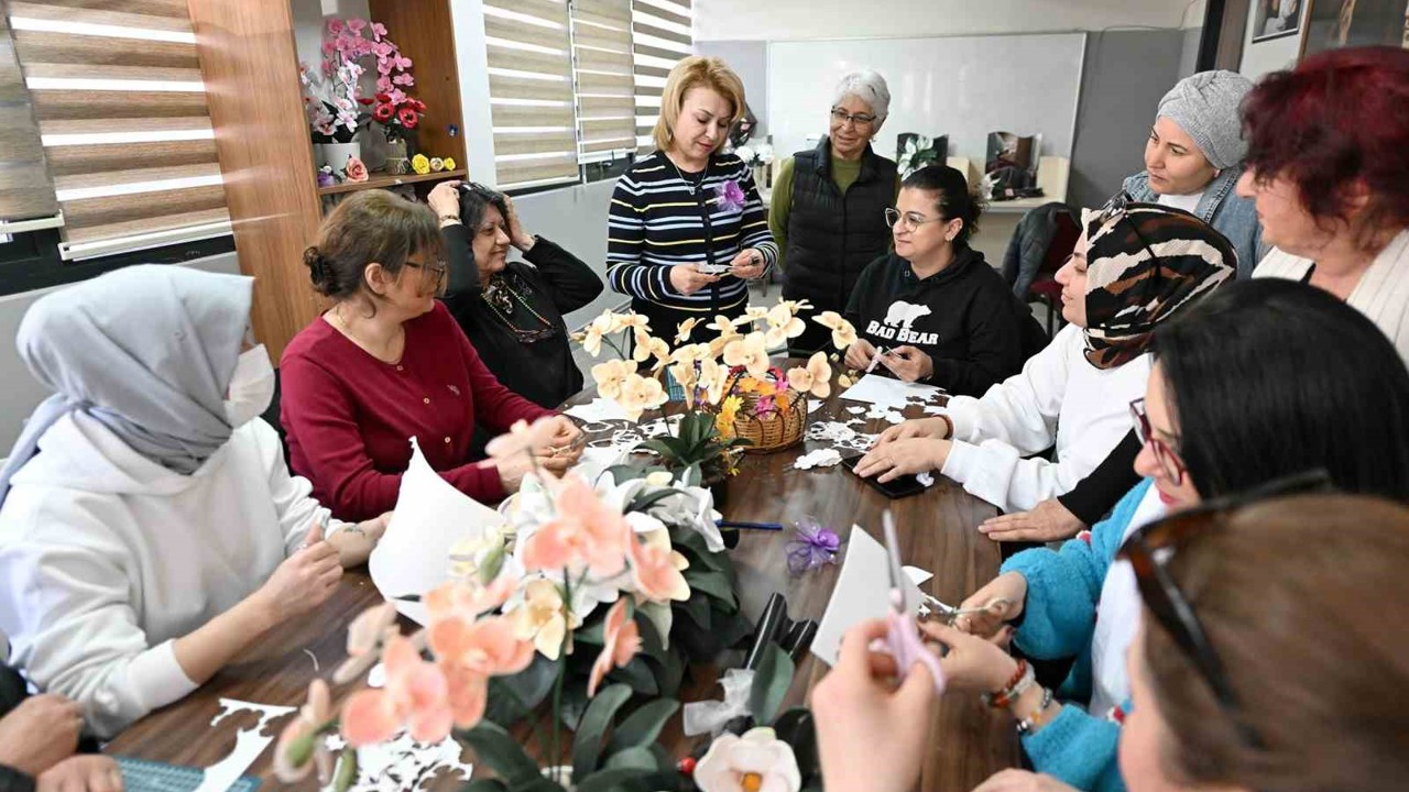 Mersin’de kadınlar yapay çiçek kursuyla üretip kazanıyor
