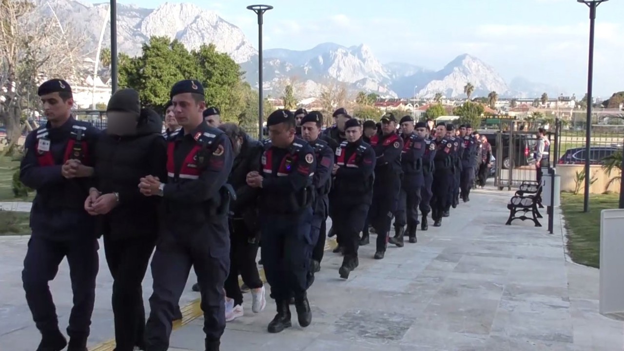 Antalya merkezli 3 ilde gözaltına alınan 25 şüpheliden 14’ü adliyeye sevk edildi
