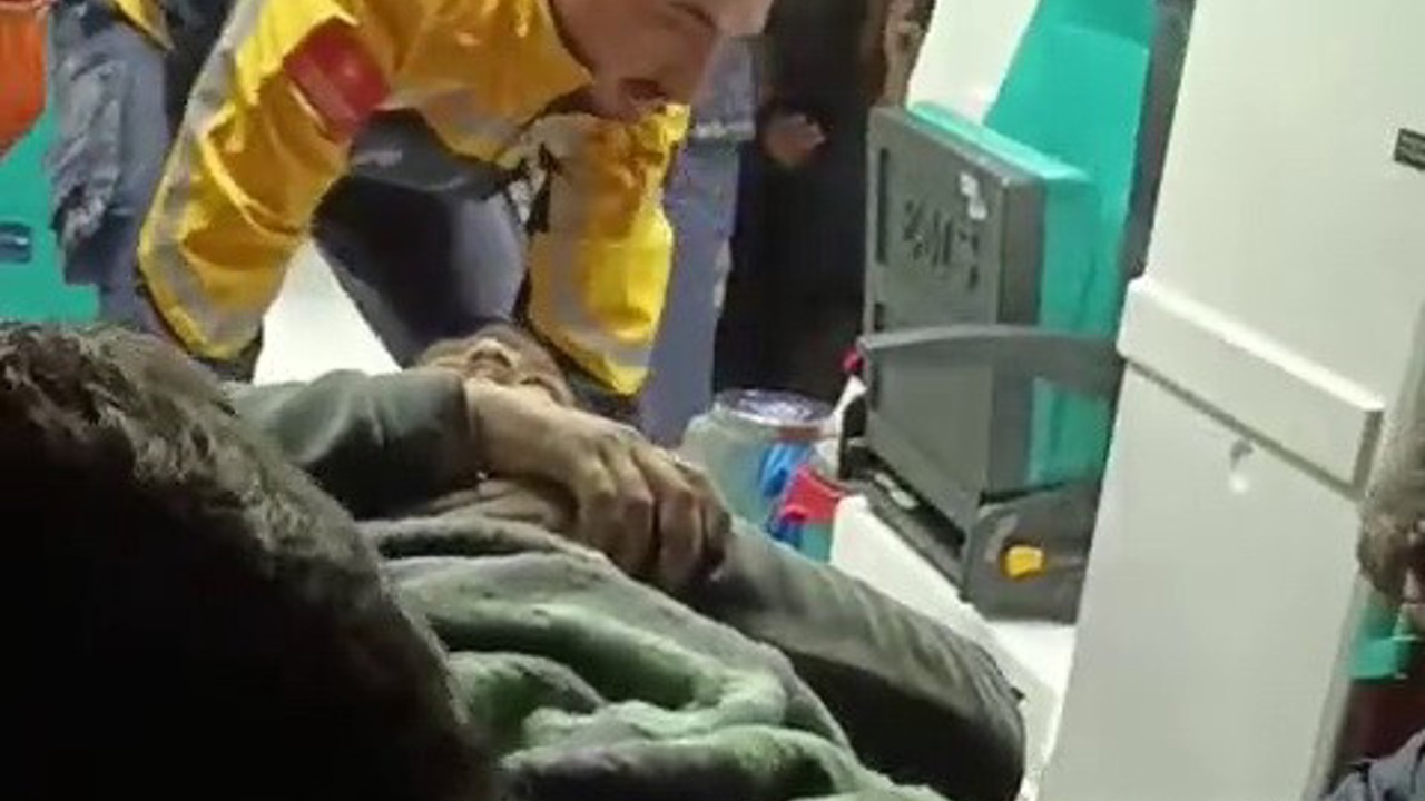 Şantiyede işçi, eleme makinesinde sıkıştı
