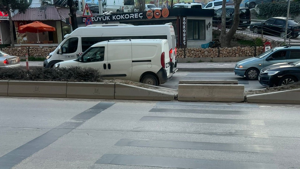 Hem yayaların hem de sürücülerin tepkisine neden olan uygulama
