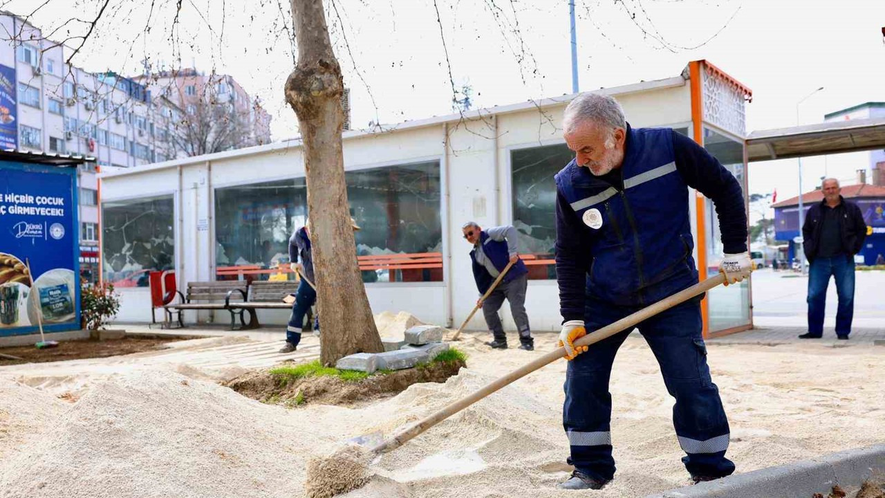 Gemlik Belediyesi’nden çarşı meydanında düzenleme çalışması
