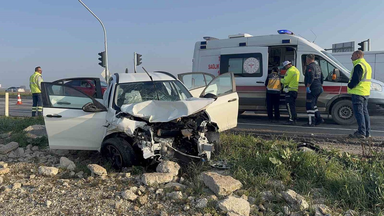 Edirne’de otomobil ile pikap çarpıştı: 3 yaralı
