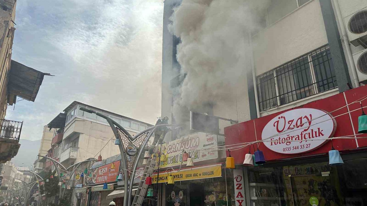 Hatay’da oyuncakçı dükkanında korkutan yangın
