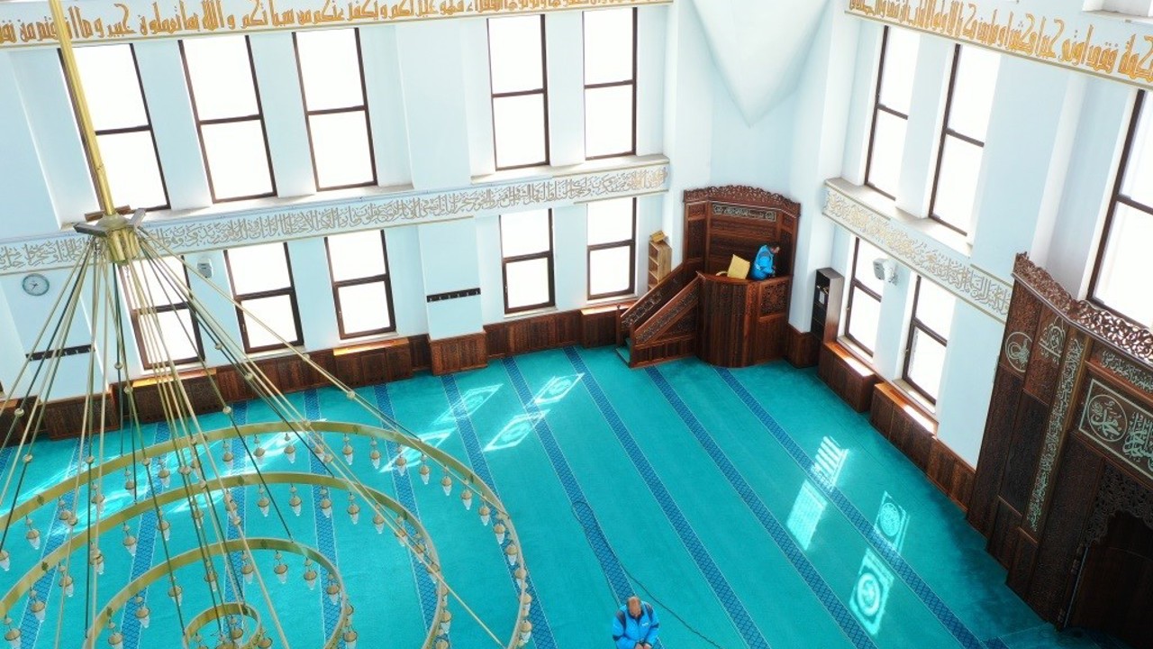 Kocasinan’da camiler Ramazan’da da gül kokuyor
